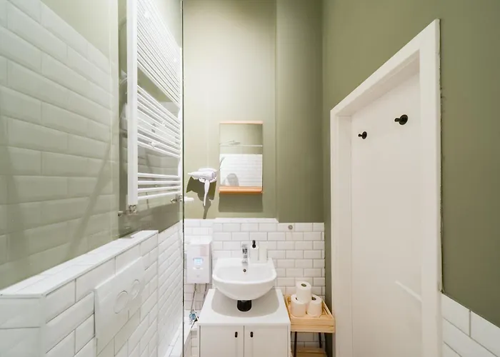 Homely - Heritage , Kingsize Bed , Kitchen , Wifi Apartment *