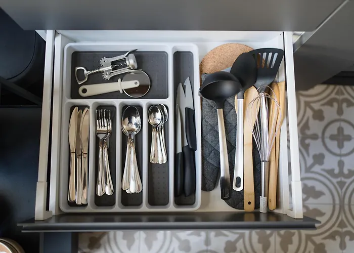 Homely - Heritage , Kingsize Bed , Kitchen , Wifi